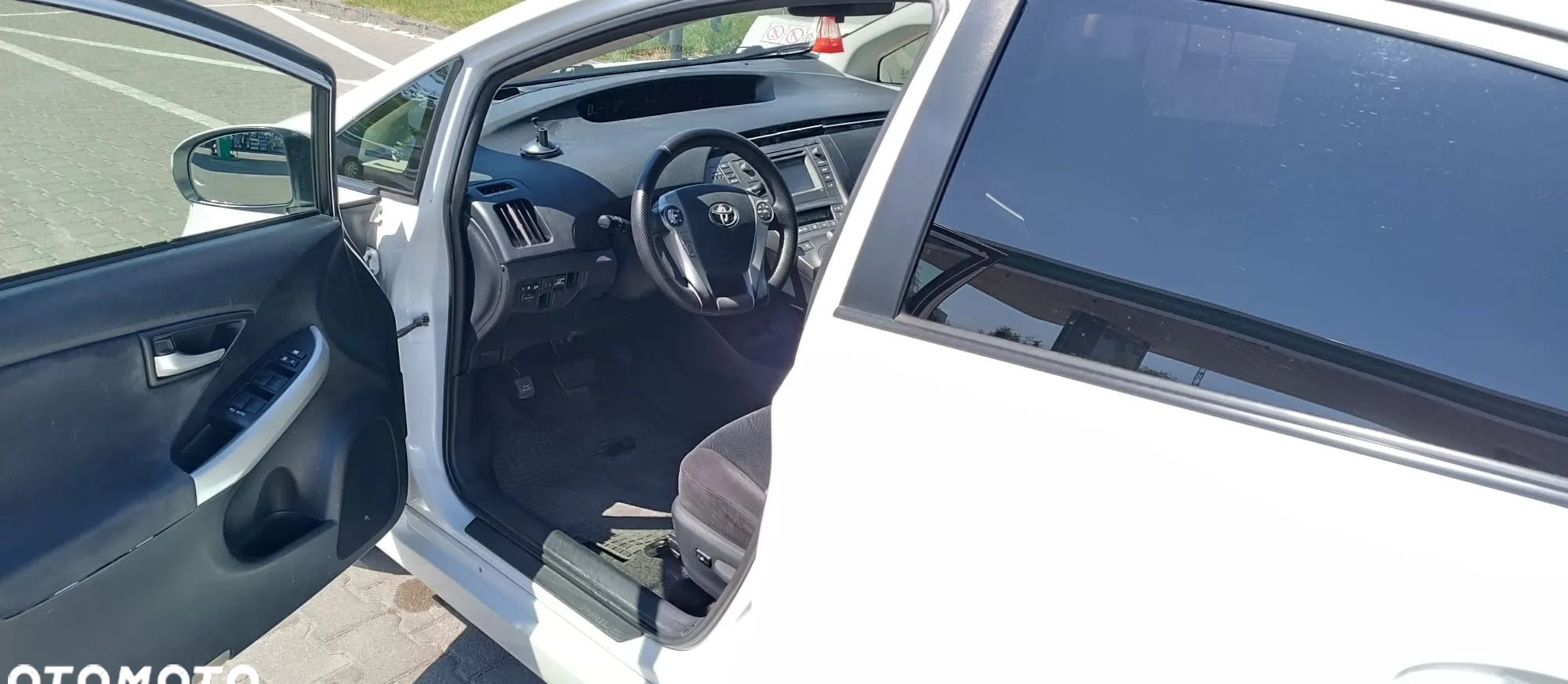 Toyota Prius cena 34990 przebieg: 434000, rok produkcji 2014 z Warszawa małe 137